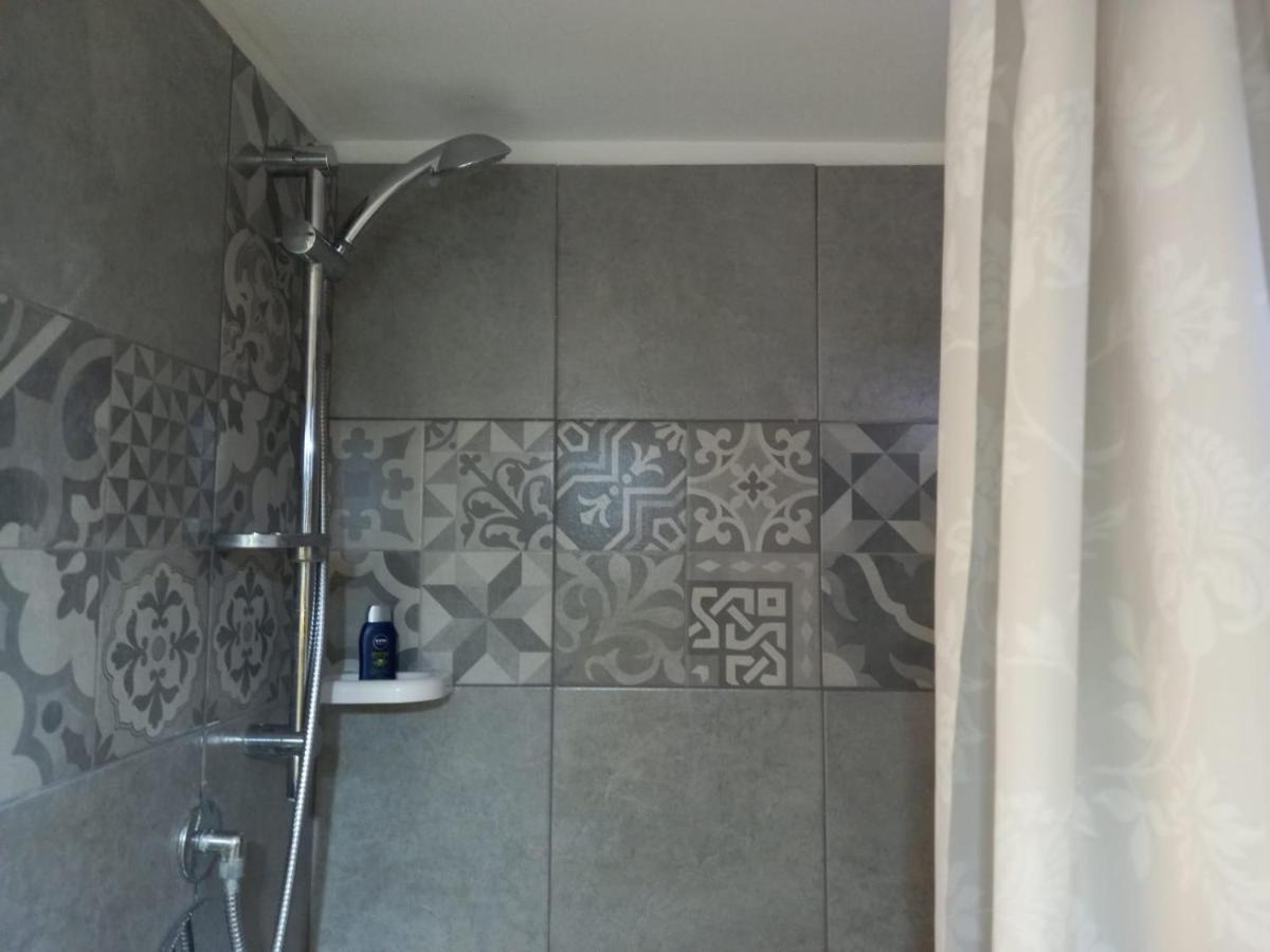 Room In Historical City Centre With Private Bathroom Catania Eksteriør billede