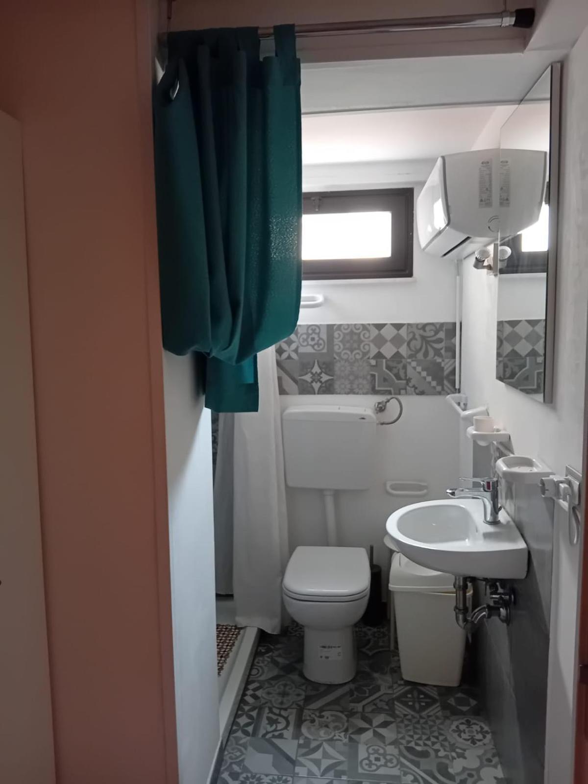 Room In Historical City Centre With Private Bathroom Catania Eksteriør billede